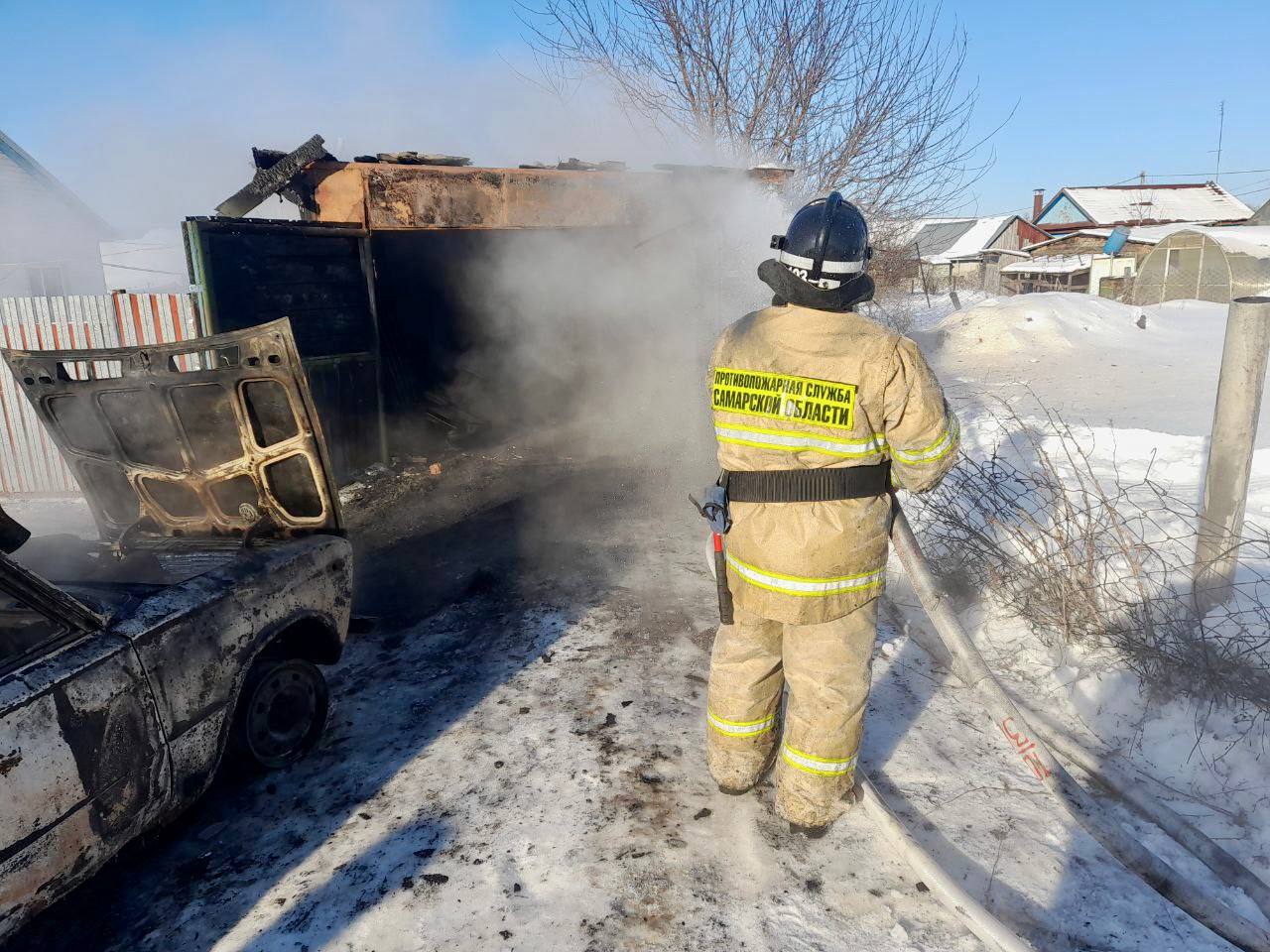 Сегодня в Похвистневском районе горел гараж с находившимся внутри автомобилем