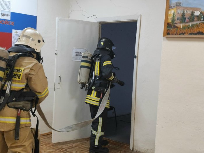 Пожарно-тактическое занятие состоялось в здании одного из социально значимых объектов Большечерниговского района