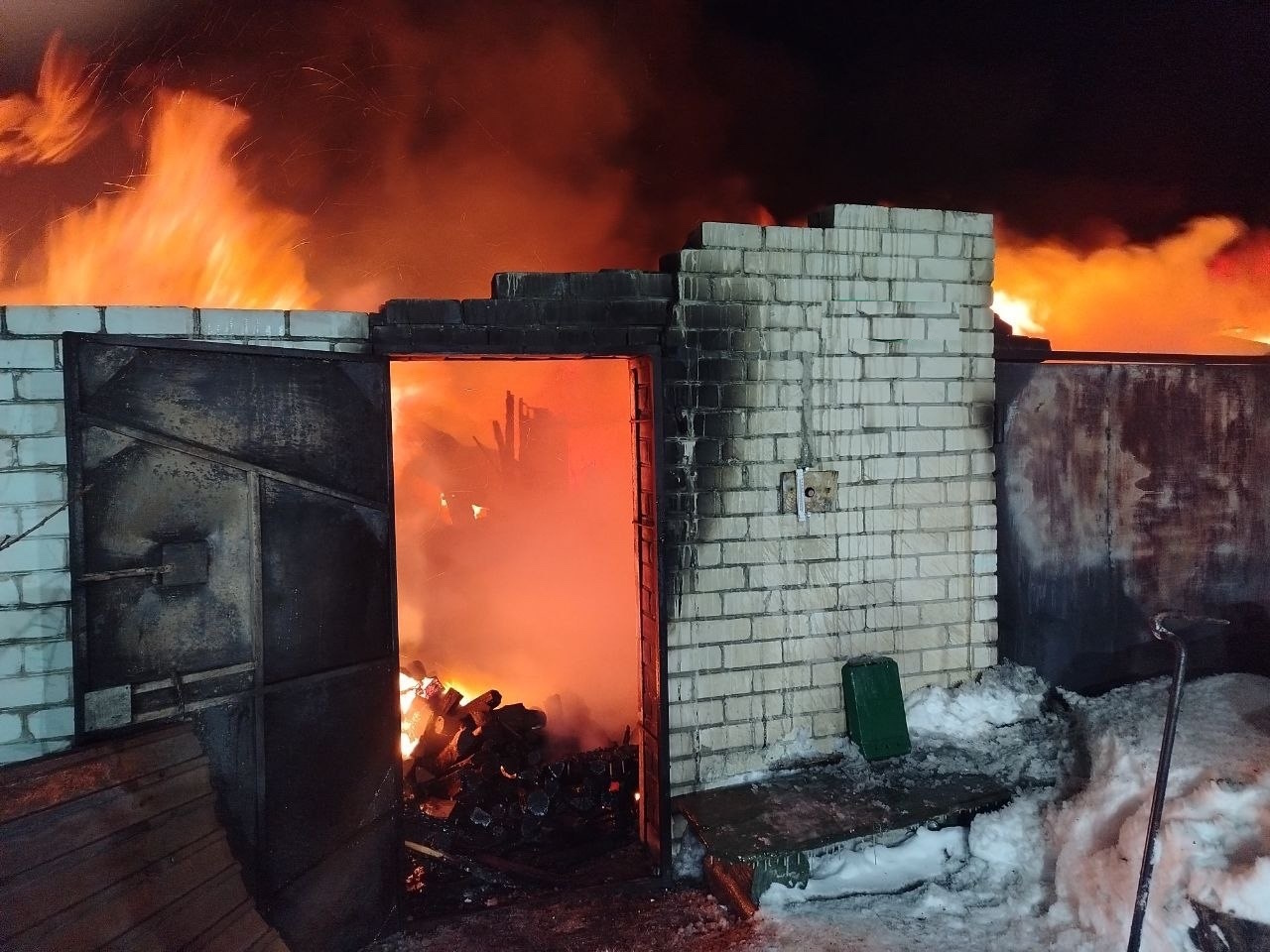 Сегодня ночью в Октябрьске пожар охватил частный жилой дом 