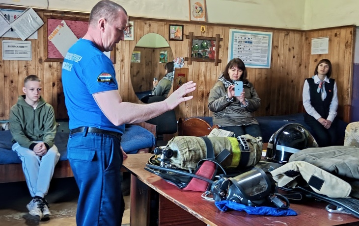 Старшеклассники познакомились с рабочими буднями огнеборцев