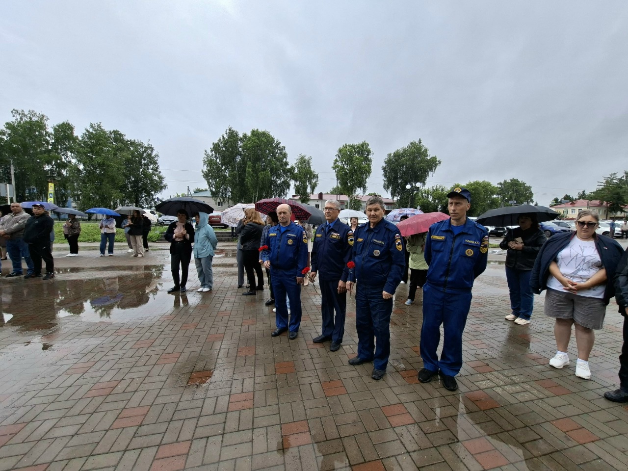 Руководство и специалисты 42‑го Отряда филиала облГКУ «Центр по делам ГО, ПБ и ЧС», а также жители Челно‑Вершинского района почтили память павших в годы Великой Отечественной войны на митинге в День памяти и скорби