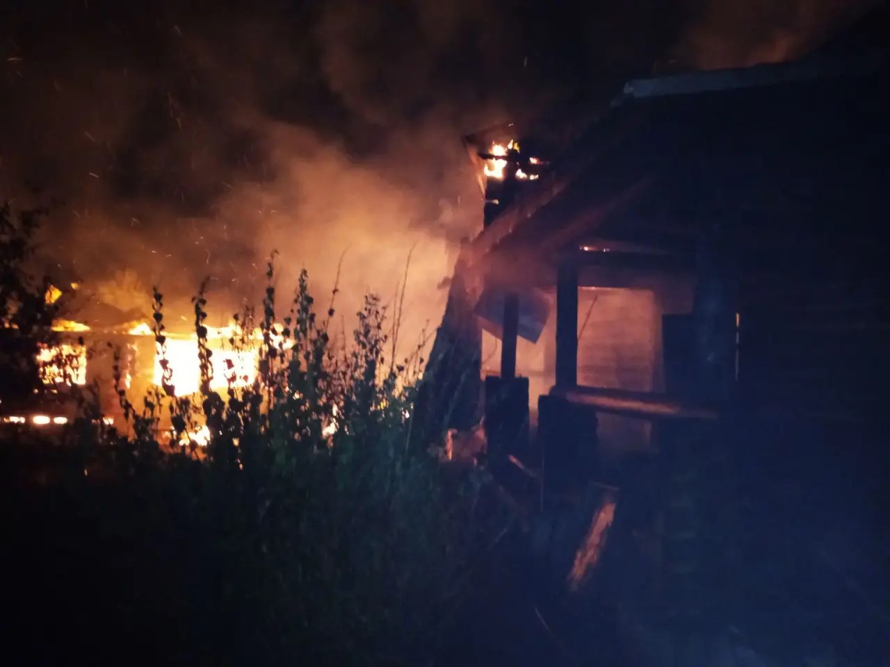 В минувшие выходные в Шигонском районе горели дом и надворные постройки