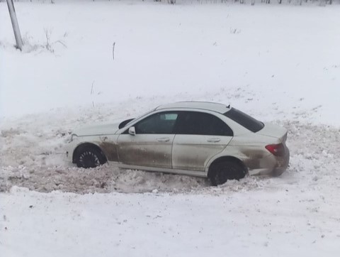 Вчера в Челно-Вершинском районе автомобиль марки Mercedes допустил съезд в кювет