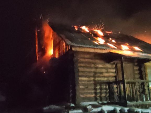 В поселке городского типа Суходол Сергиевского района горели надворные постройки на площади 150 квадратных метров