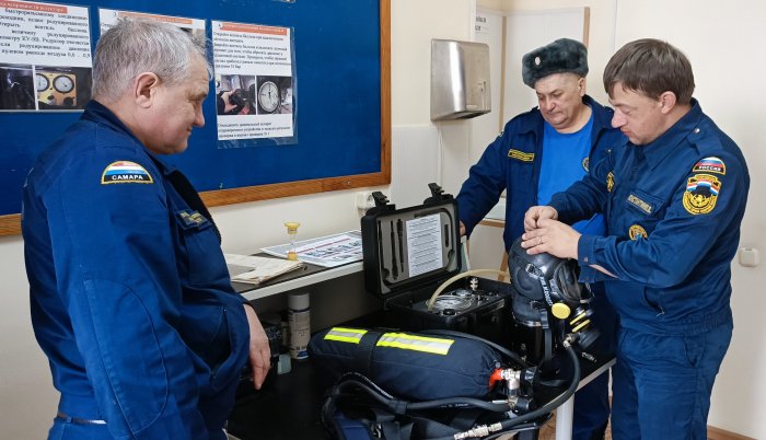 Ветеран пожарной охраны передает опыт молодому огнеборцу