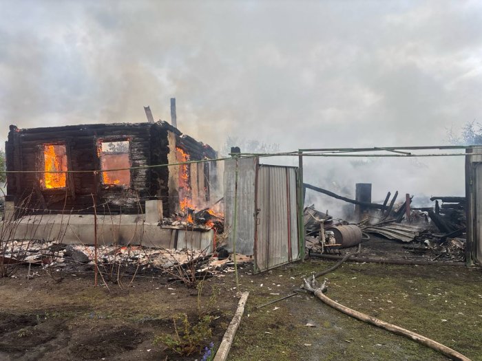 Сегодня рано утром в Кинельском районе горели дом и надворные постройки на площади 100 квадратных метров   