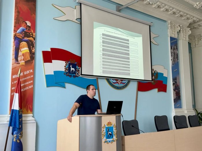 В актовом зале облГКУ «Центр по делам ГО, ПБ и ЧС» под председательством исполняющего обязанности руководителя ведомства Вадима Милюка прошло еженедельное совещание с участием всего коллектива учреждения.