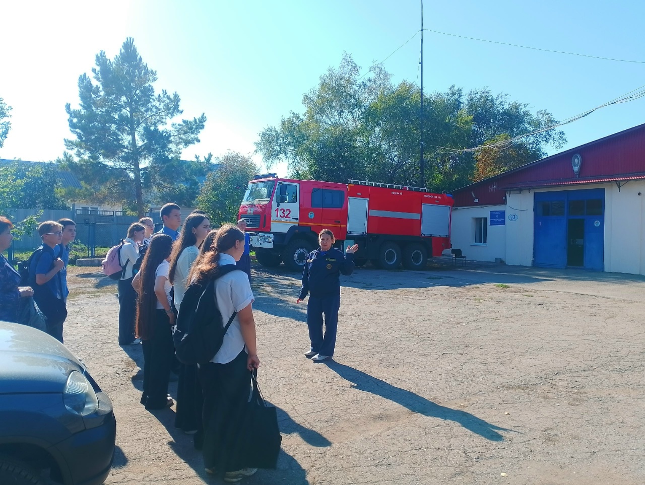 Большеглушицкие огнеборцы продемонстрировали школьникам пожарный автомобиль и пожарно-техническое вооружение