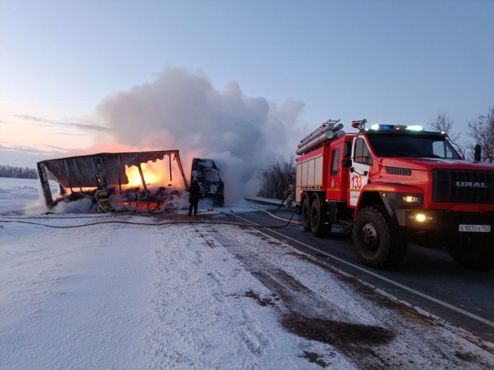 В Большечерниговском районе во время движения загорелся большегрузный автомобиль