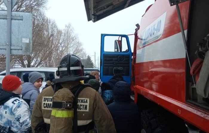 Демонстрация пожарной техники для школьников прошла в Приволжском районе