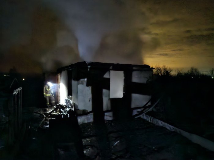 Вчера поздно вечером в Ставропольском районе загорелся дачный дом Вчера поздно вечером в Ставропольском районе загорелся дачный дом