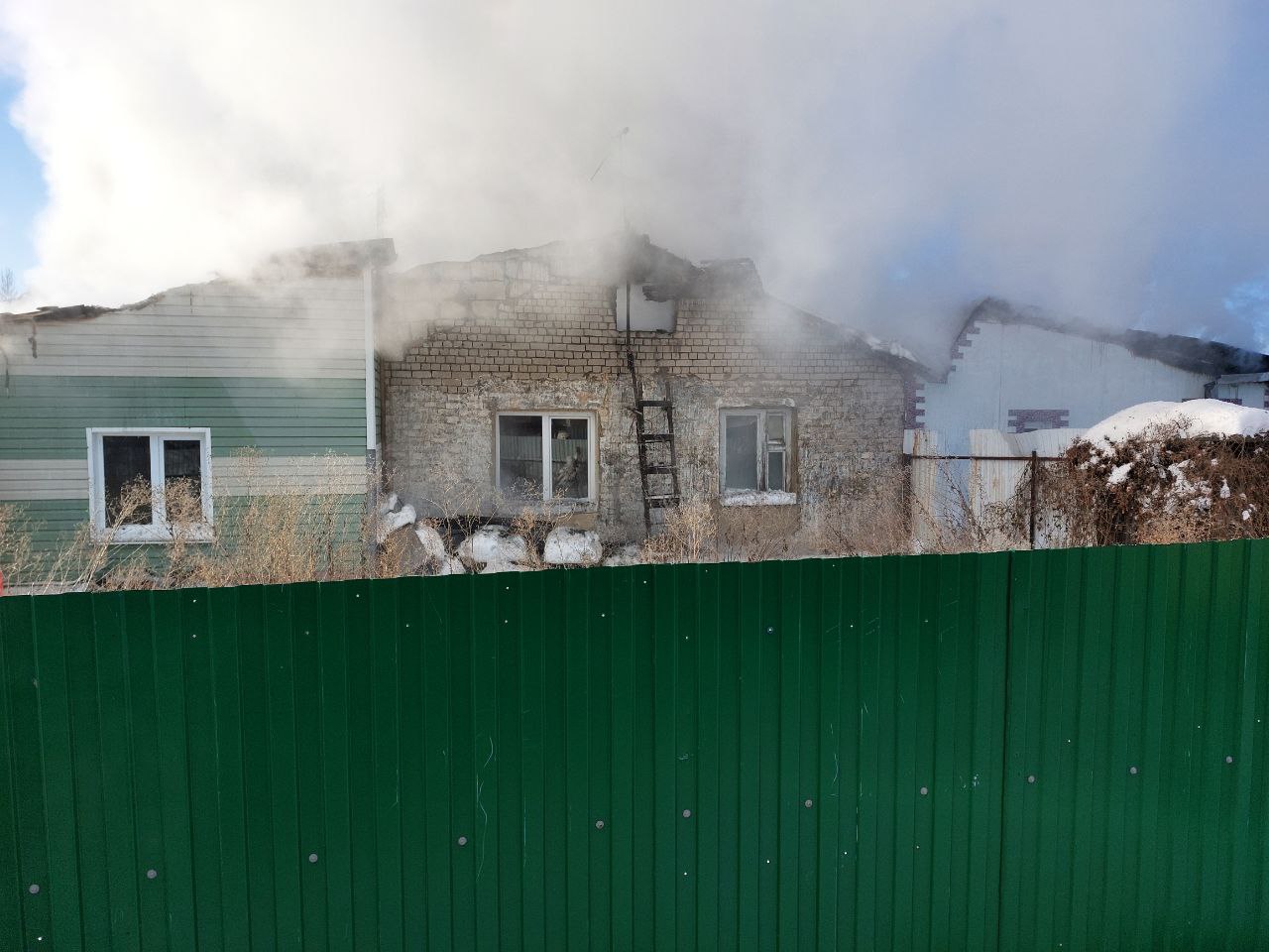 В настоящее время наши огнеборцы работают на ликвидации последствий пожара повышенного ранга 1-БИС в Ставропольском районе