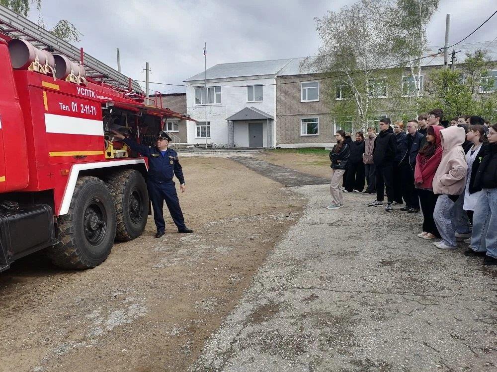 Студенты медицинского колледжа узнали о профессии пожарного
