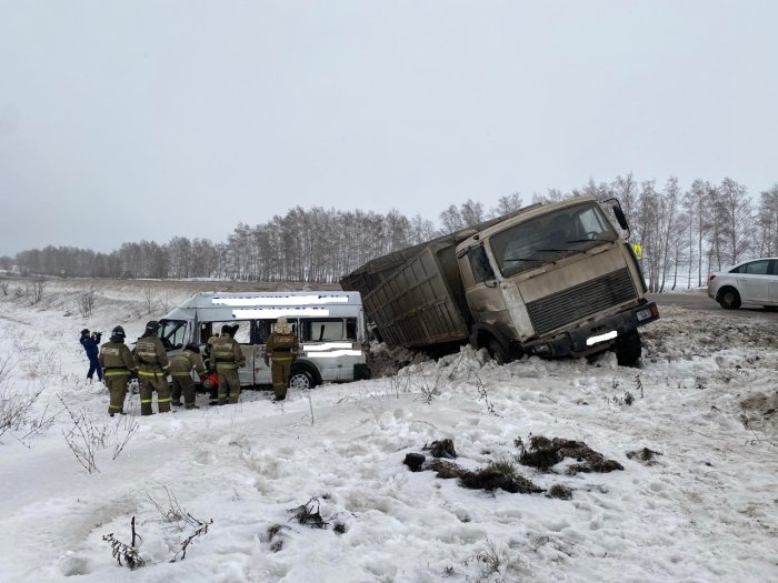 На автодороге  в Сызранском районе произошло столкновение микроавтобуса и грузового автомобиля