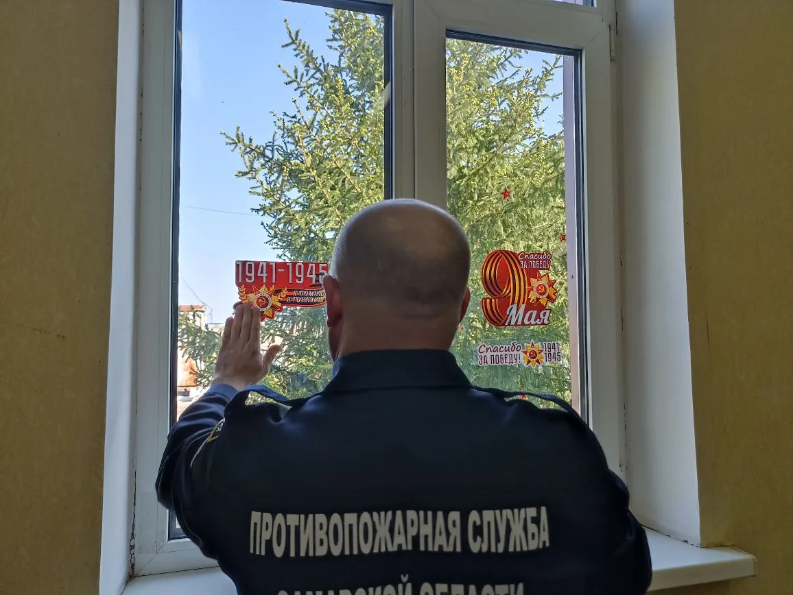 С гордостью присоединились к Всероссийской патриотической акции «Окна Победы» и территориальные подразделения из Алексеевского и Кошкинского районов