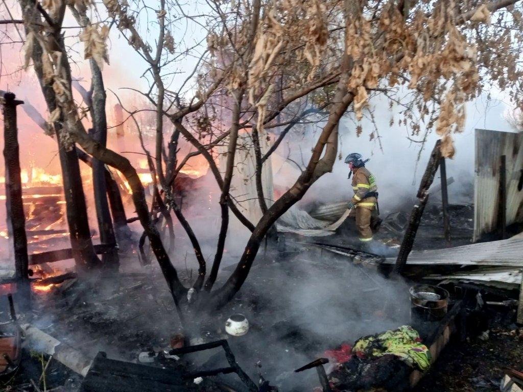 В Красноармейском районе сегодня загорелся заброшенный дом. Пожару был присвоен ранг 1-БИС