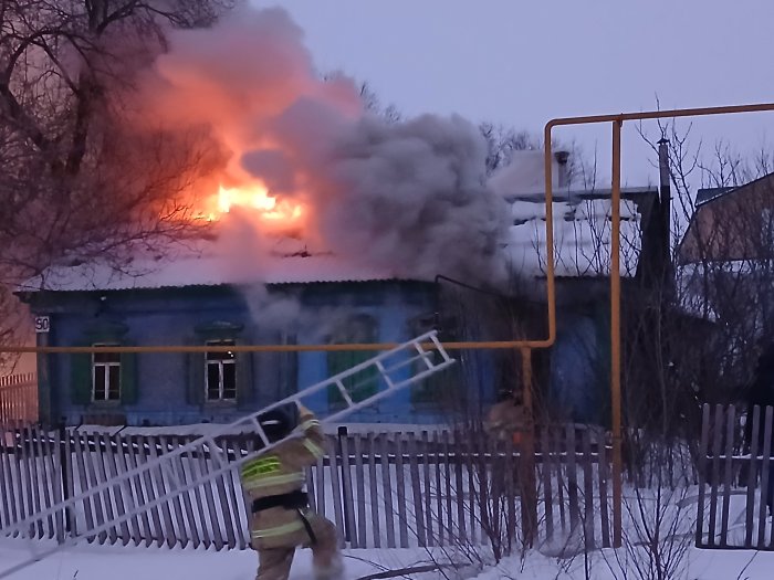 Сегодня в селе Сергиевск произошел пожар. Горел нежилой дом на площади 60 квадратных метров