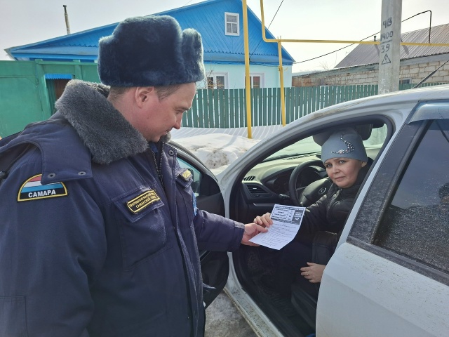 В Челно-Вершинском районе специалисты 42 Отряда провели профилактические беседы с жителями