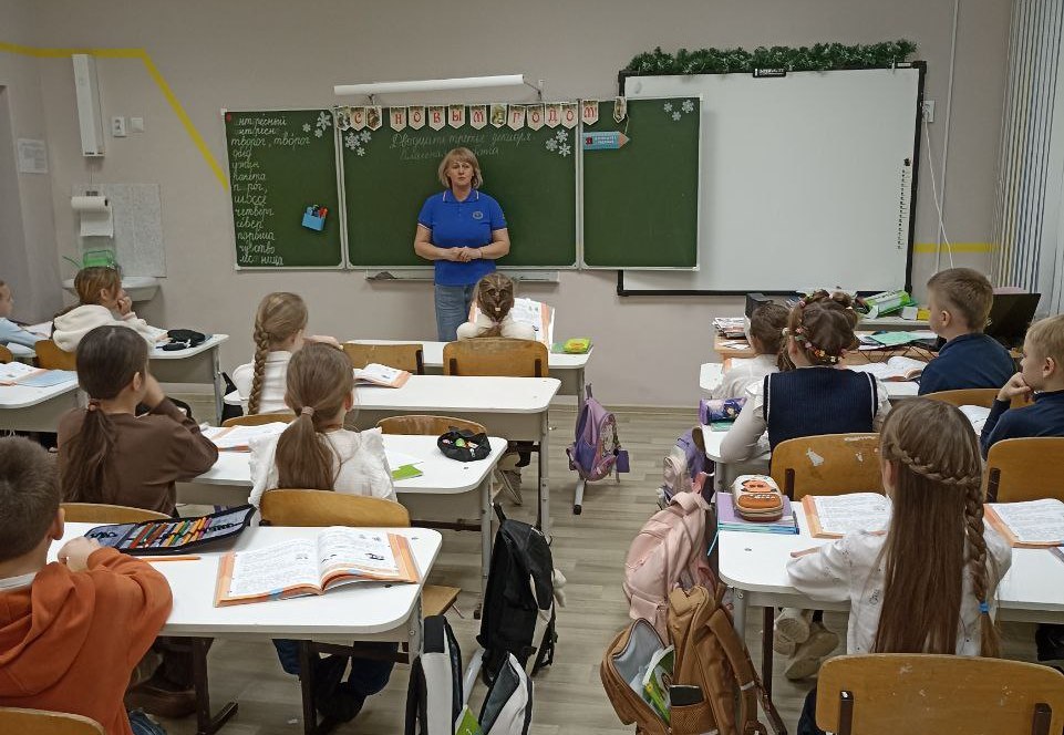 Инструктор пожарно-спасательной части № 122 Отряда № 45 напоминает основные правила при запуске петард и фейерверков