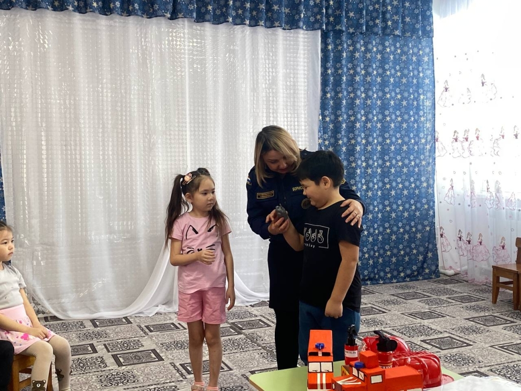 В бой с огненной стихией пожарный идет, тушит огонь и спасает народ!