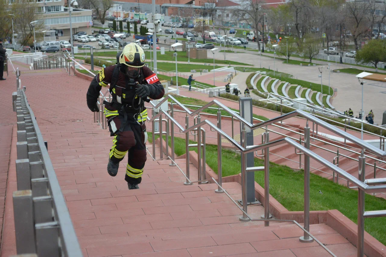 В честь 81‑й годовщины Победы и Дня пожарной охраны России в Самаре прошло торжественное мероприятие – «Лестница Победы»