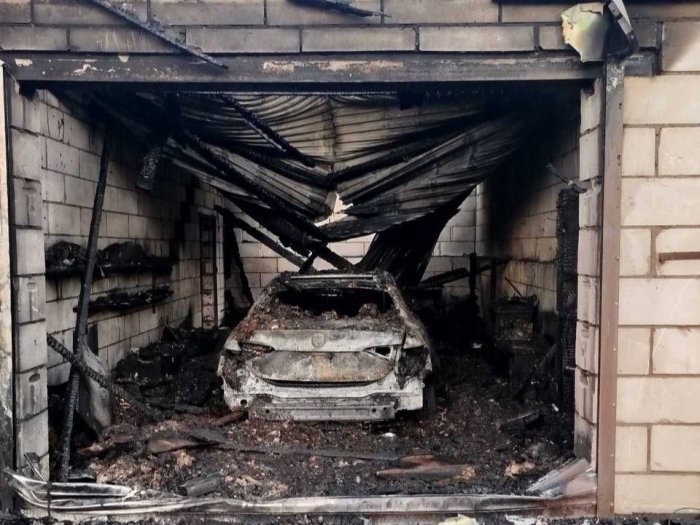 Вчера в городском округе Кинель в поселке Елшняги горел гараж на площади 40 квадратных метров