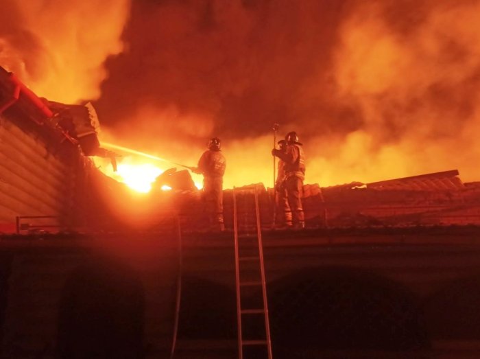 В Ставропольском районе горел банный комплекс на площади 1300 квадратных метров