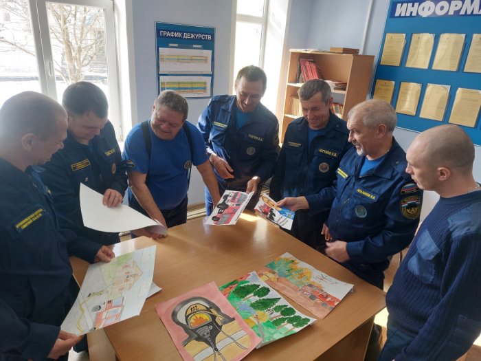 В Похвистневском и Борском районах в пожарно-спасательных отрядах № 35 и 48 соответственно успешно завершили первые этапы ежегодного регионального конкурса детского рисунка «Мои родители работают в пожарно-спасательном подразделении»