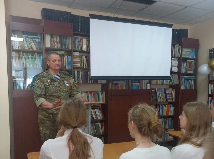 Наш коллега, участник СВО Сергей Атанов провел Уроки мужества в школах Кинеля