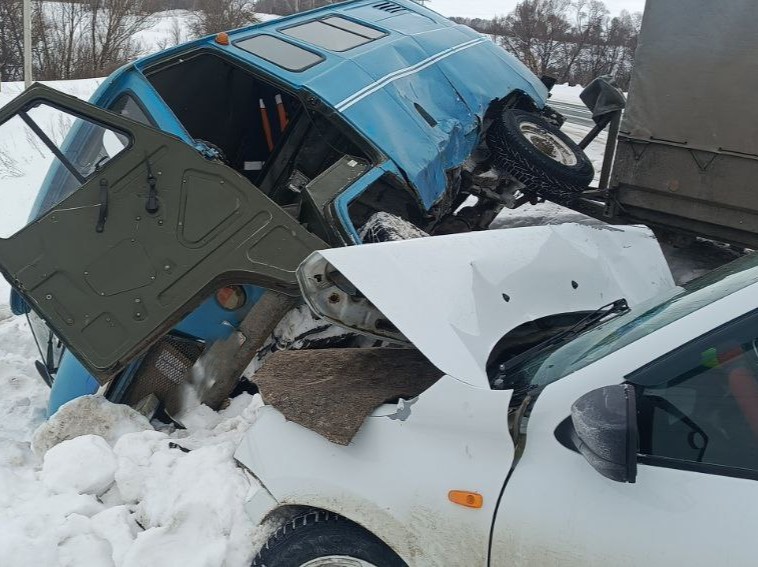 ДТП с участием двух автомобилей произошло в Сергиевском районе