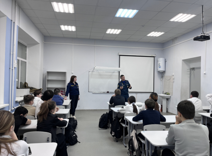 В кинельской школе также прошел открытый урок, приуроченный к празднованию Всемирного дня гражданской обороны