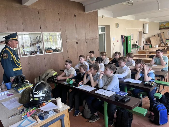 Патриотическую беседу в преддверии Дня Победы провел с учениками одной из кинельских школ председатель совета ветеранов 34-го пожарно-спасательного отряда Александр Жульков