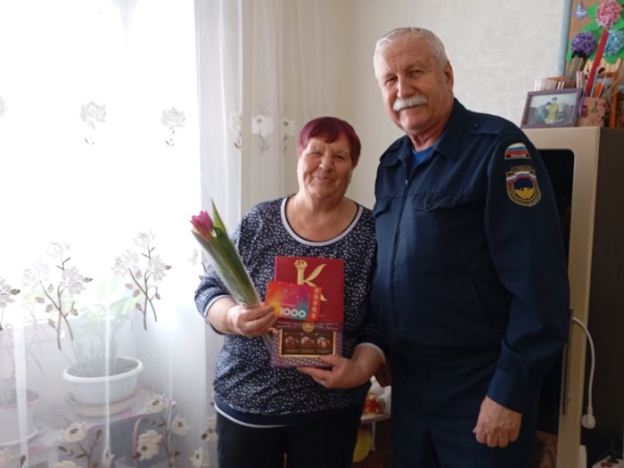 Накануне Международного женского дня коллектив пожарно‑спасательной части № 118 посетил ветерана пожарной охраны Ольгу Блинову
