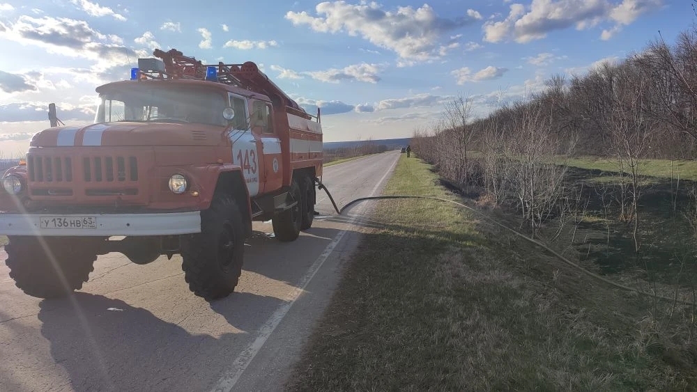 В Челно-Вершинском районе горела сухая трава