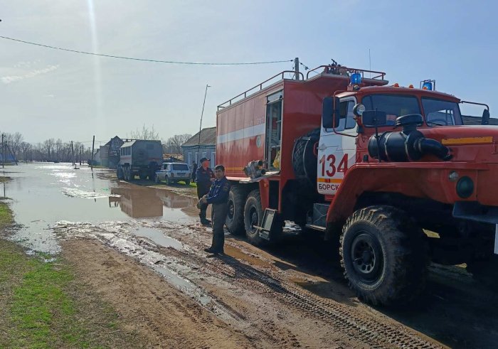 Наши пожарные-спасатели продолжают работы по ликвидации чрезвычайной ситуации в селе Илек Оренбургской области