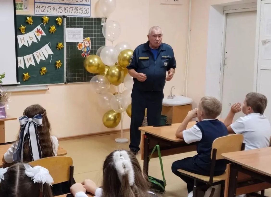 В образовательных учреждениях Красноярского района также проходят Уроки мужества