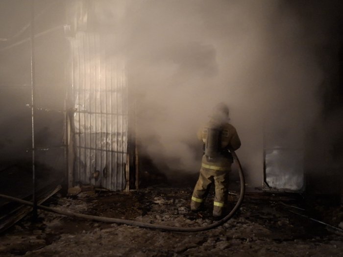 Возгорание гаража произошло в субботу в Челно-Вершинском районе