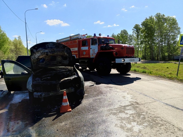 В Челно-Вершинском районе у автомобиля Renault Duster на ходу произошло возгорание моторного отсека