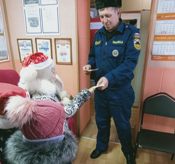 Подарки для челно-вершинских пожарных-спасателей от детей 