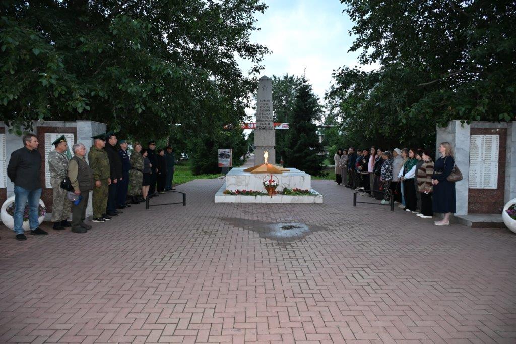 В День памяти и скорби представители пожарно‑спасательного отряда № 48 Борского района под руководством начальника Сергея Ситникова почтили память погибших в годы Великой Отечественной войны, возложив живые цветы к мемориалу