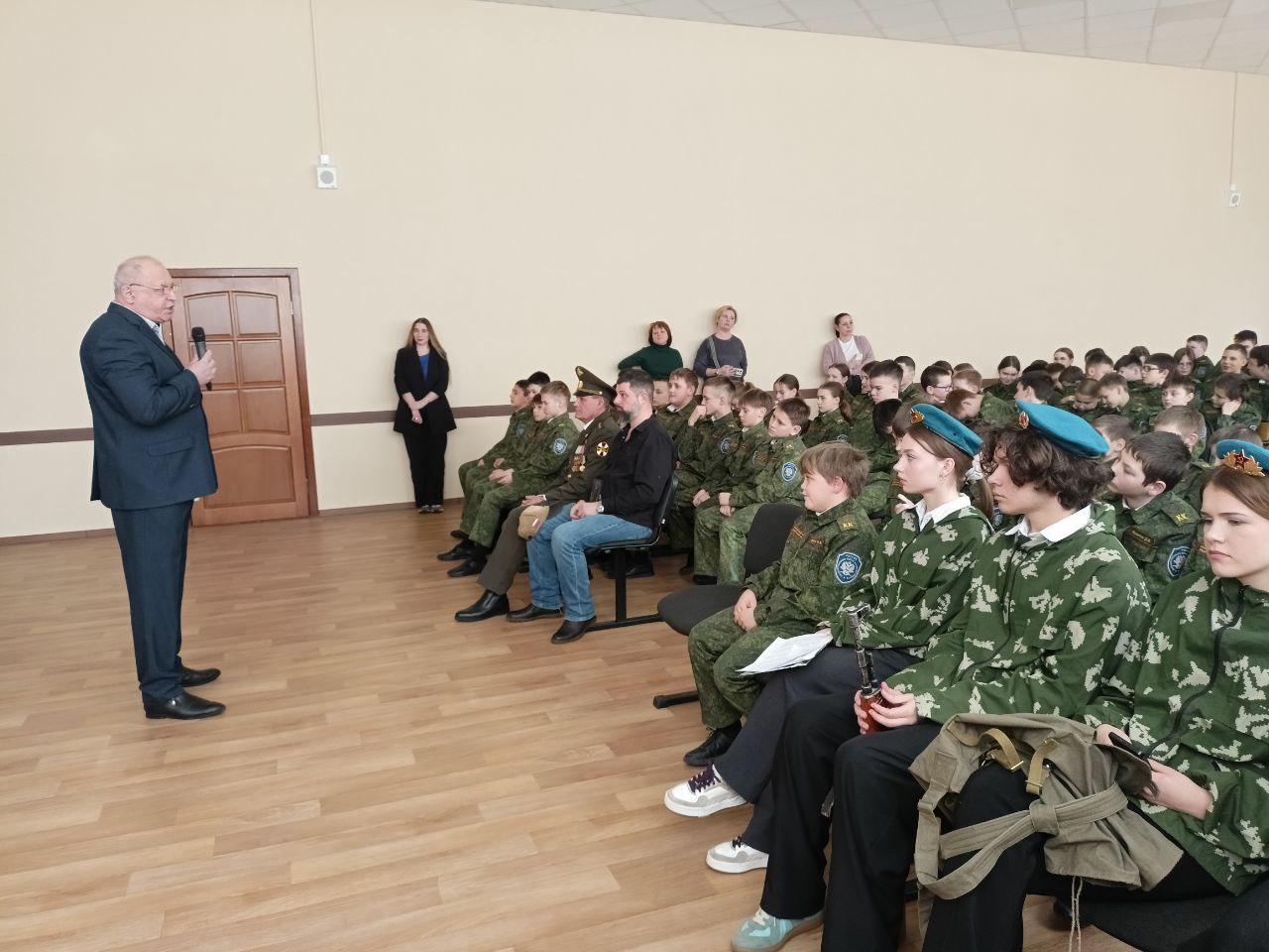 В преддверии Дня защитника Отечества представитель от аппарата управления облГКУ «Центр по делам ГО, ПБ и ЧС» - помощник руководителя Центра Вячеслав Солтановский провел Урок мужества в ГБОУ "Самарский казачий кадетский корпус". 