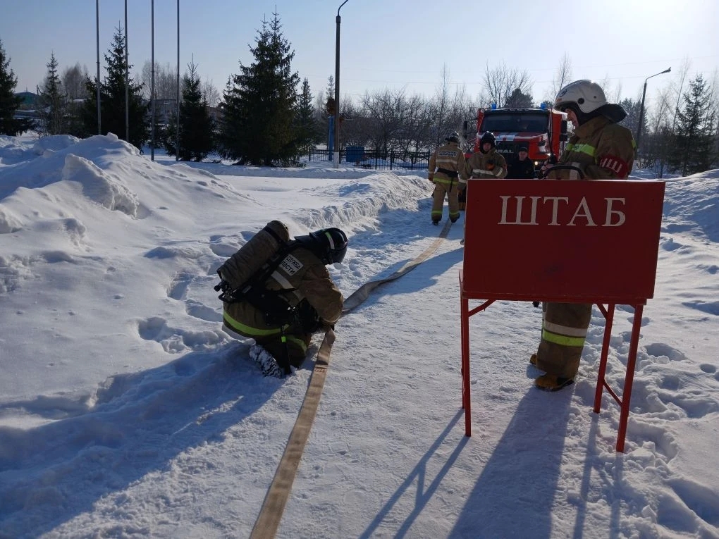 Пожарно-тактическое учение на объекте с массовым пребыванием людей проведено в Клявлинском районе
