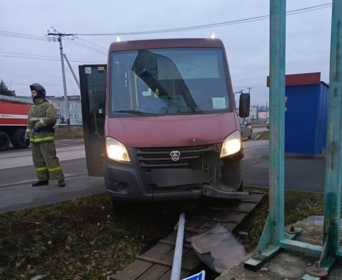 В Сызранском районе произошло дорожно-транспортное происшествие с микроавтобусом 