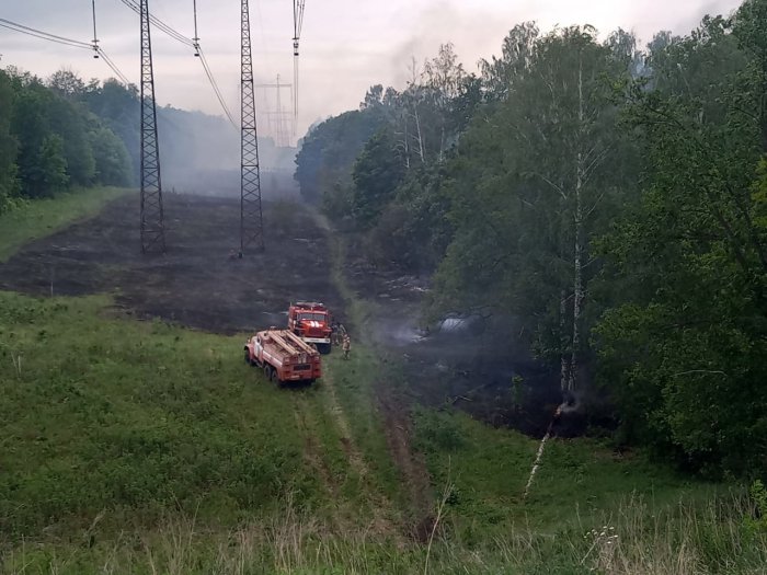 В Шенталинском районе огнеборцы пожарно-спасательной части № 131 и добровольной пожарной команды села Каменка ликвидировали загорание сухой травы 