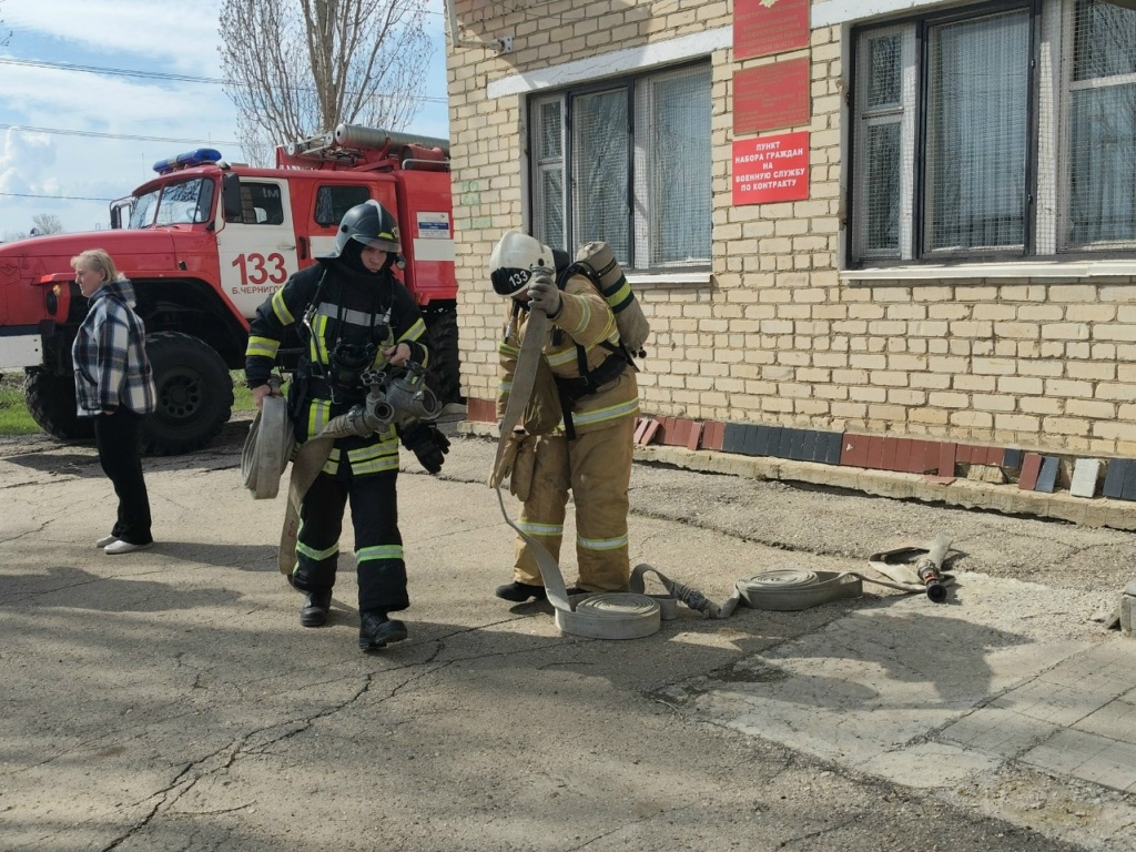 Пожарно-тактическое занятие состоялось в здании одного из социально значимых объектов Большечерниговского района