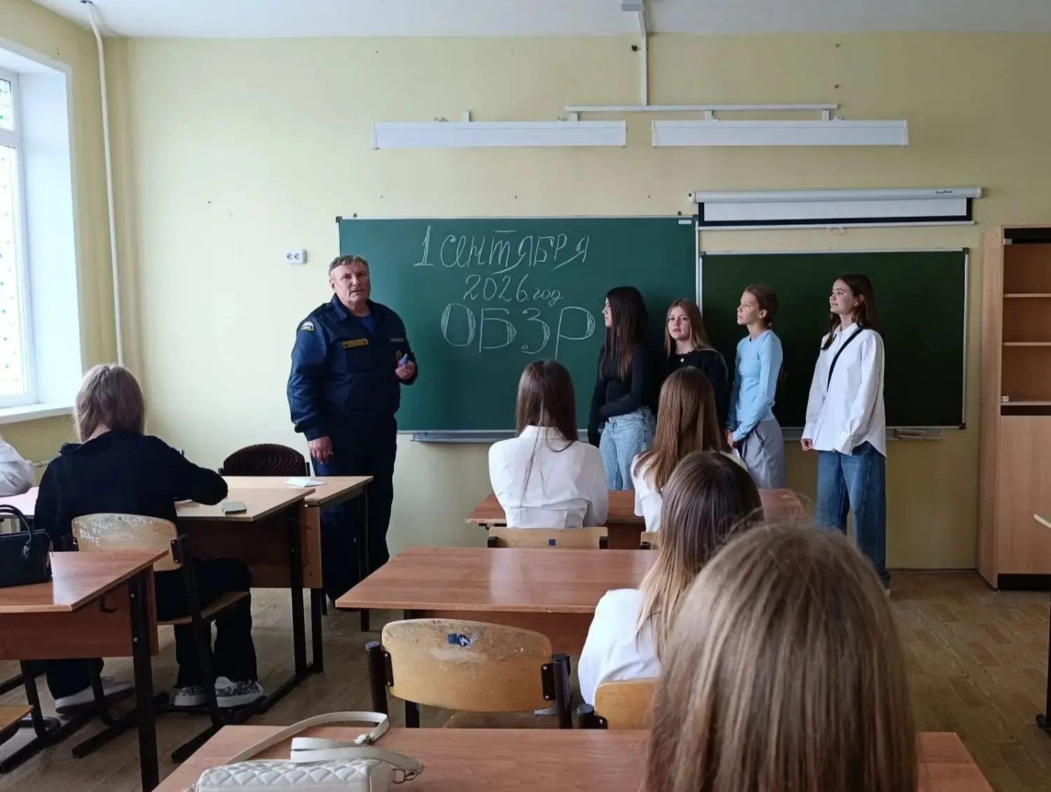 В образовательных учреждениях Красноярского района также проходят Уроки мужества