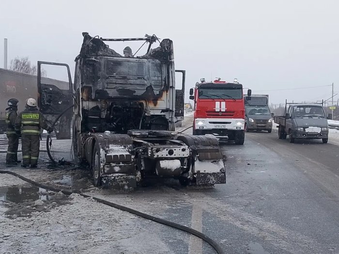 В Ставропольском районе загорелась кабина стоящего на обочине грузовика