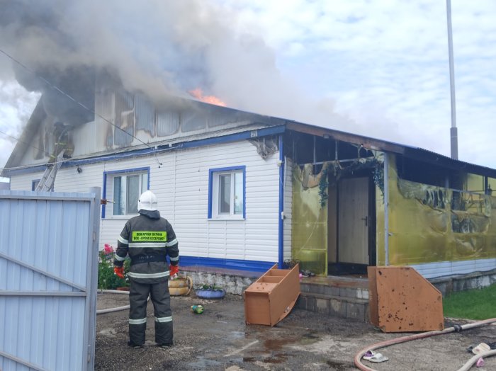 Сегодня утром в Сергиевском районе горела крыша жилого дома