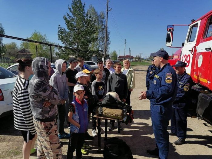 Пожарные – спасатели Кошкинского района показали детям пожарный автомобиль и пожарно – техническое вооружение внутри секций машины