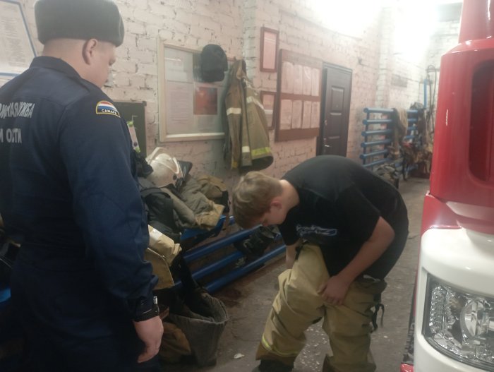 Школьники посетили пожарно-спасательную часть в Красноярском районе